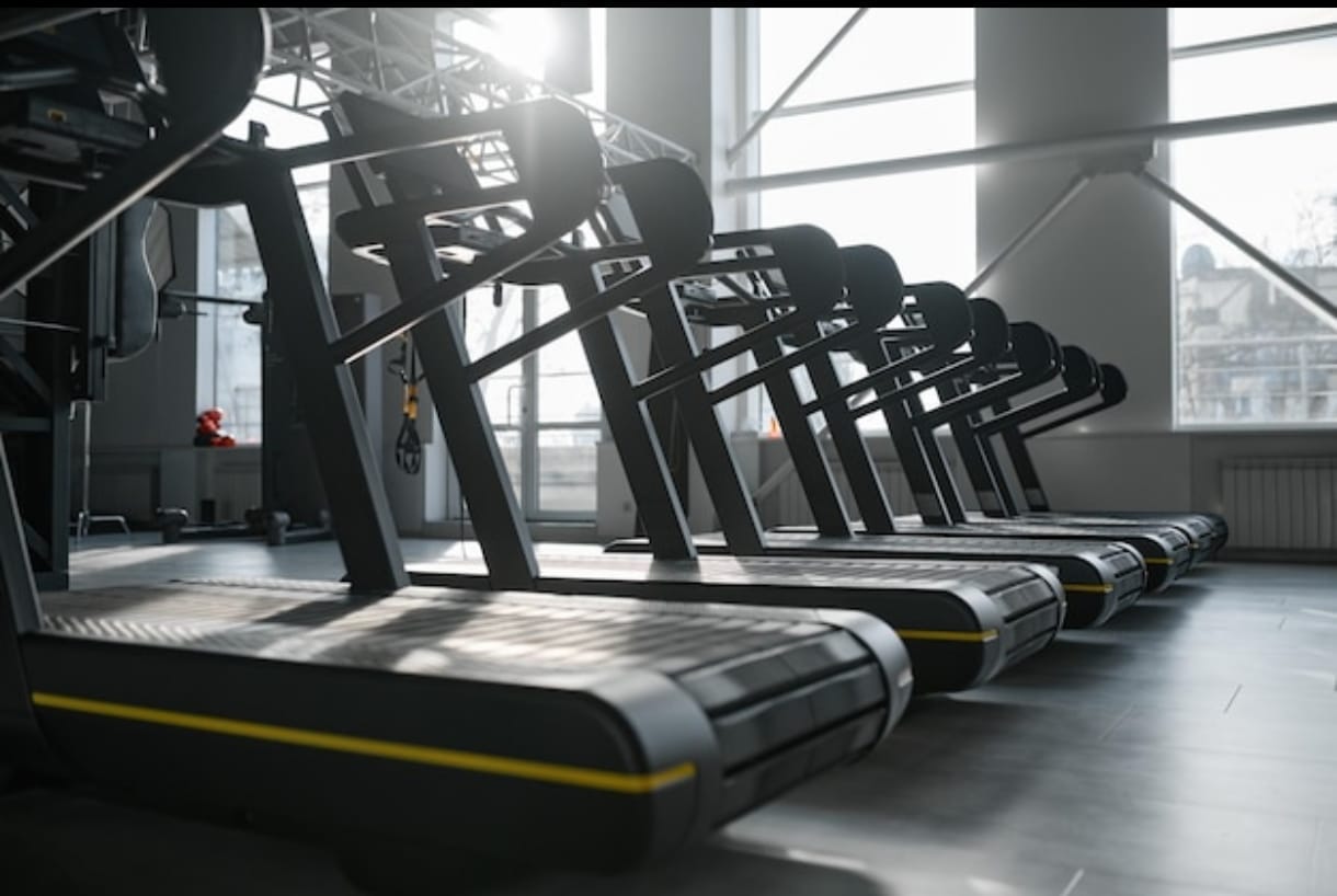 Fila de cintas de correr en un gimnasio