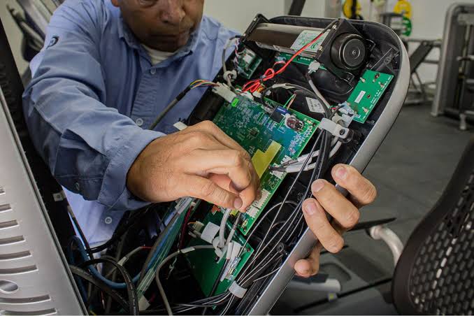 Técnico reparando la placa de control de una cinta